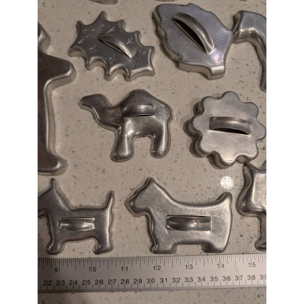 Vintage 1950s Assorted Metal Cookie Cutters Set Of 19 - Picture 8 of 16
